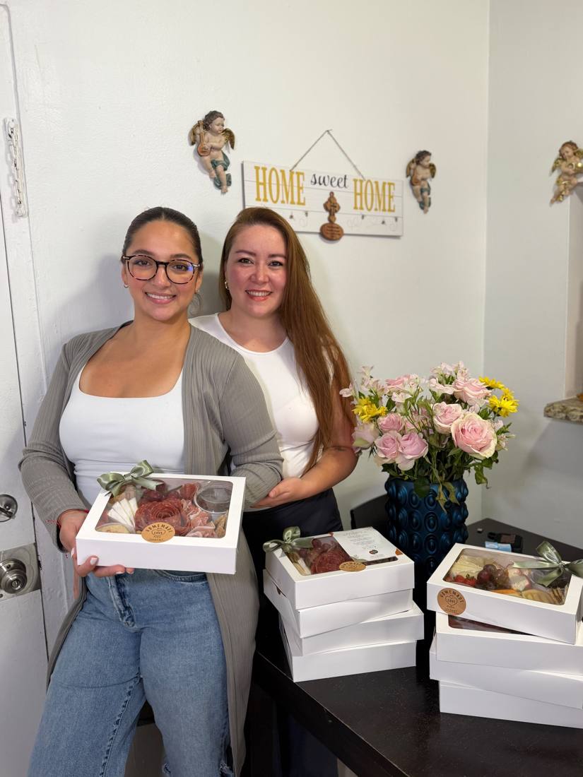 Laura and Geraldine holding Aura Gourmet boxes